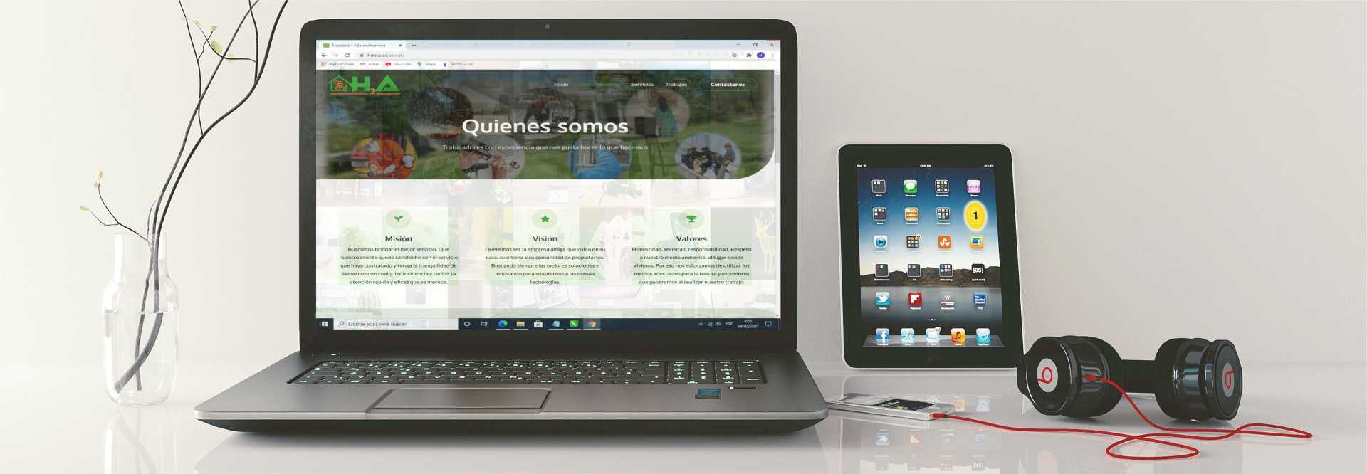 ordenador, tablet y auriculares