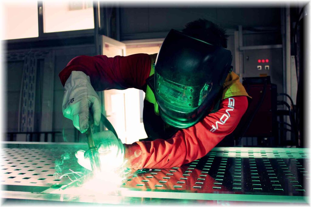 trabajador soldando metal