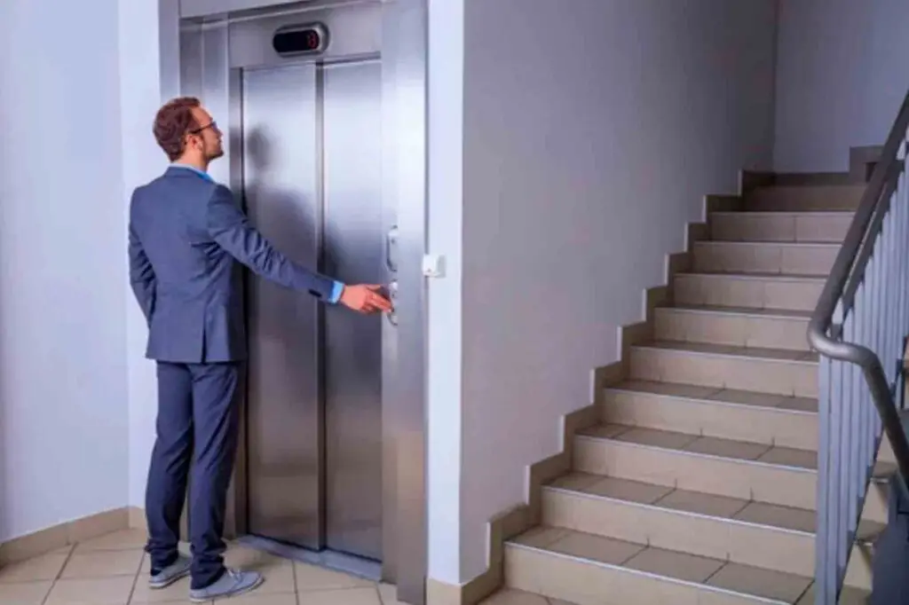 un hombre llama al ascensor
