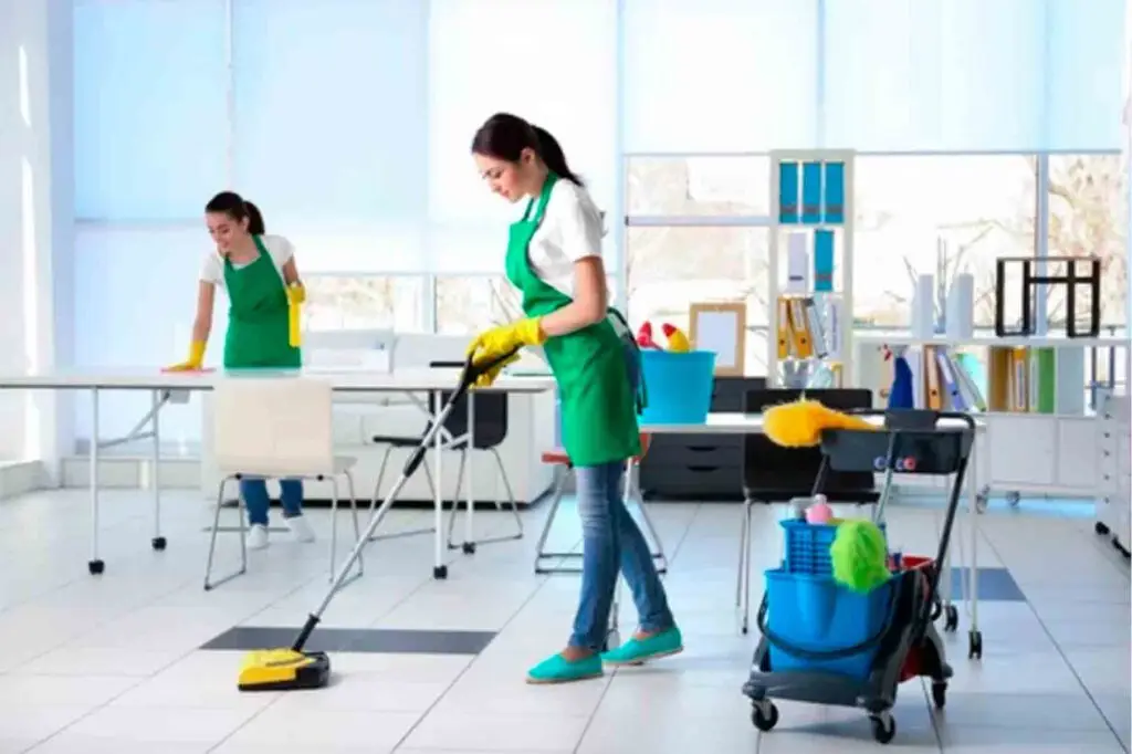 Dos chicas limpiando una oficina